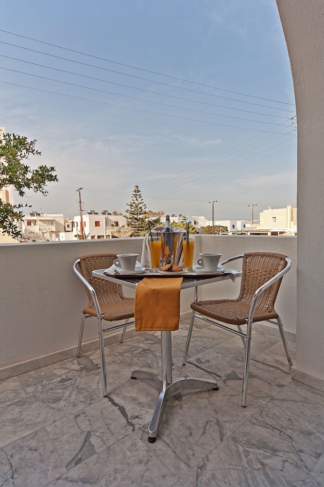 Sellada Apartments — Hotel rooms in Kamari, South Aegean
