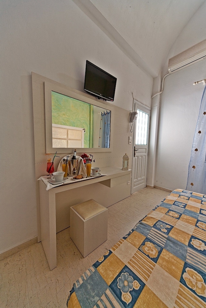Sellada Apartments — Hotel rooms in Kamari, South Aegean