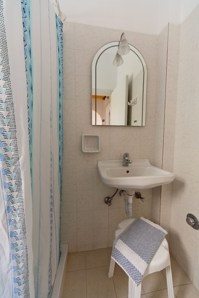 Sellada Apartments — Hotel rooms in Kamari, South Aegean