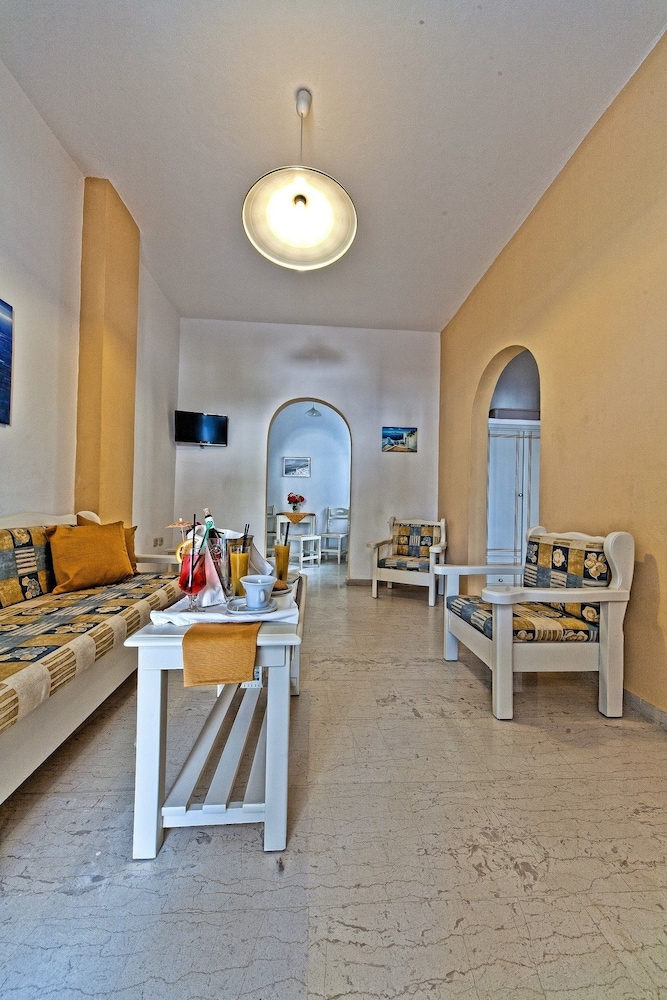 Sellada Apartments — Hotel rooms in Kamari, South Aegean