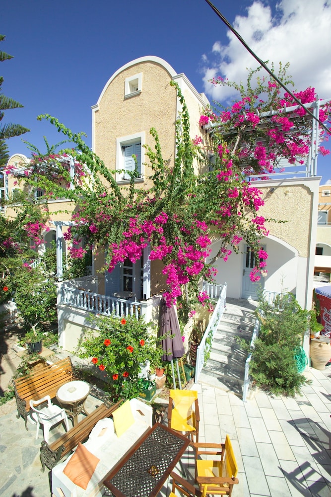 Sellada Apartments — Hotel building in Kamari, South Aegean