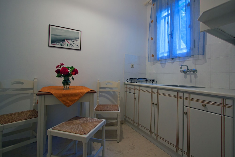 Sellada Apartments — Hotel rooms in Kamari, South Aegean