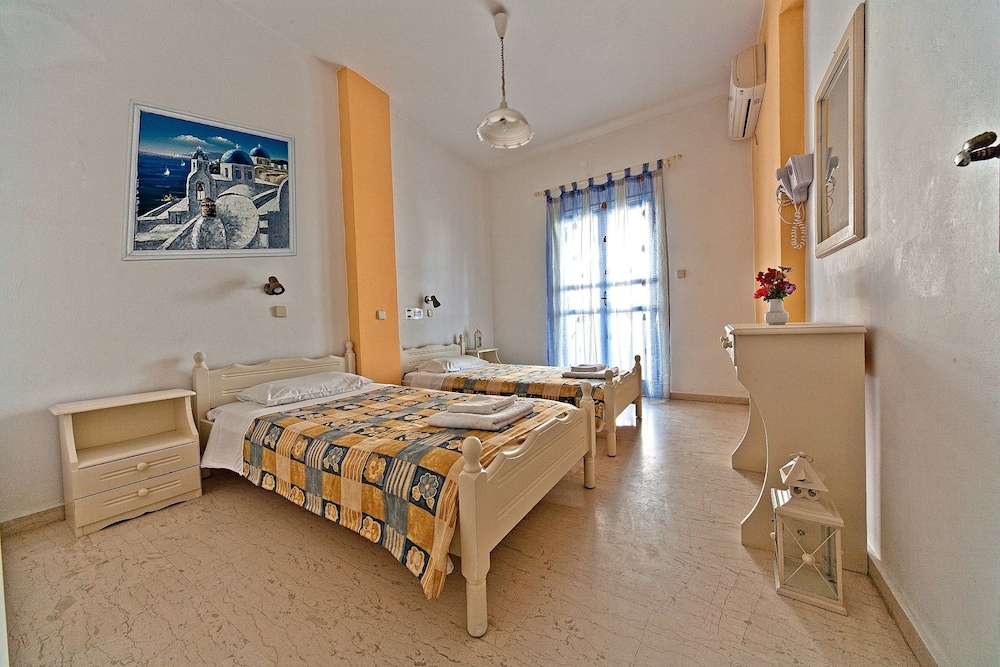 Sellada Apartments — Hotel rooms in Kamari, South Aegean