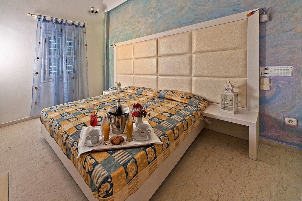 Sellada Apartments — Hotel rooms in Kamari, South Aegean