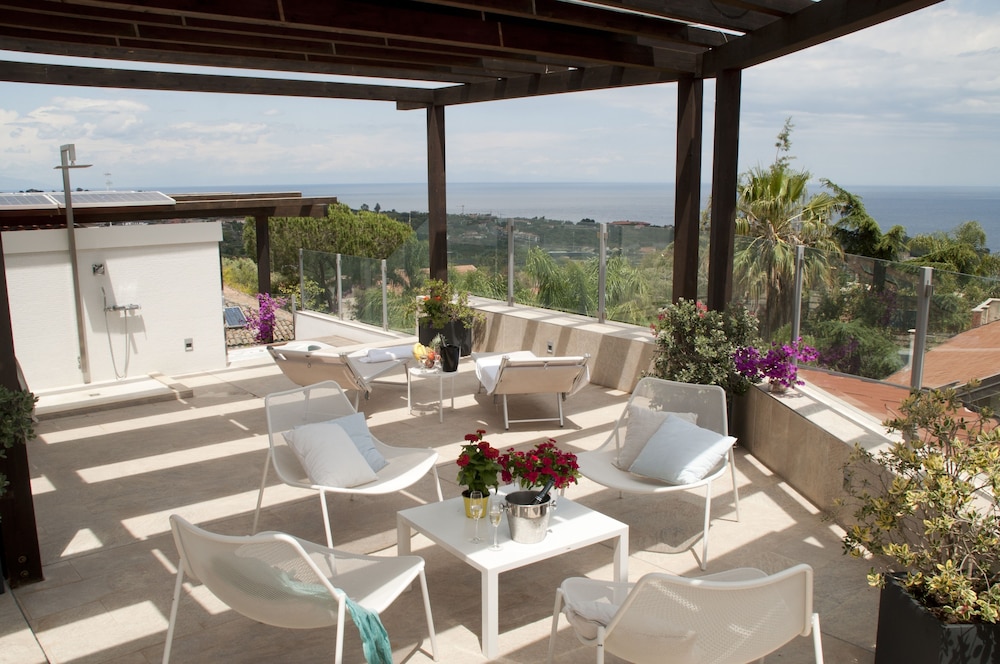 Sicilia's Residence Hotel Art & Spa — Hotel building in Aci Catena, Sicily
