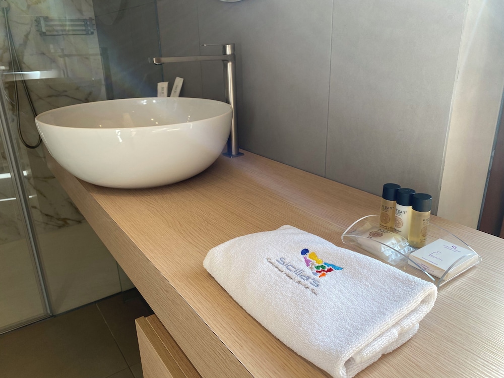 Sicilia's Residence Hotel Art & Spa — Hotel rooms in Aci Catena, Sicily