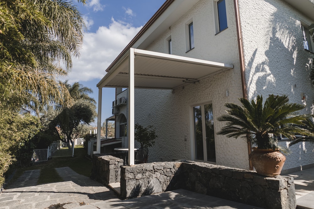 Sicilia's Residence Hotel Art & Spa — Hotel building in Aci Catena, Sicily