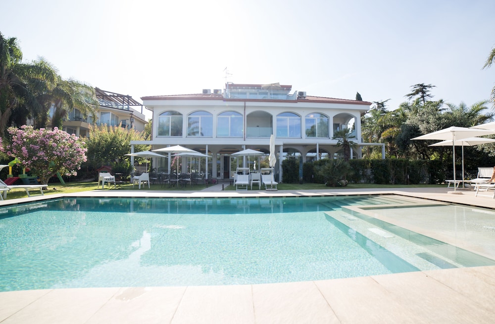Sicilia's Residence Hotel Art & Spa — Swimming pool in Aci Catena, Sicily
