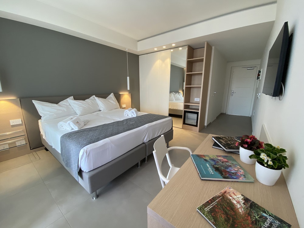 Sicilia's Residence Hotel Art & Spa — Hotel rooms in Aci Catena, Sicily