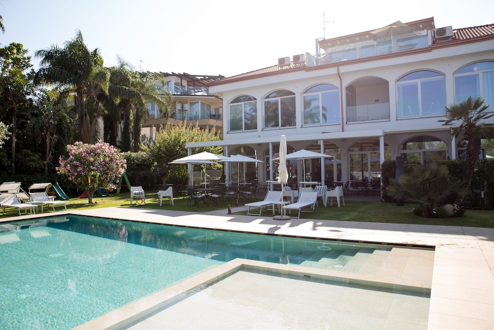 Sicilia's Residence Hotel Art & Spa — Swimming pool in Aci Catena, Sicily
