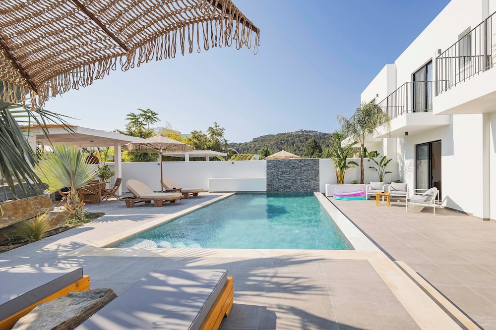 Kouros Exclusive Suites - Adults Only — Swimming pool in Faliraki, South Aegean