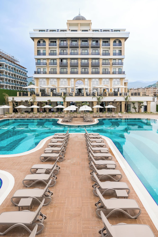 SERENITY QUEEN HOTEL — Swimming pool in Alanya