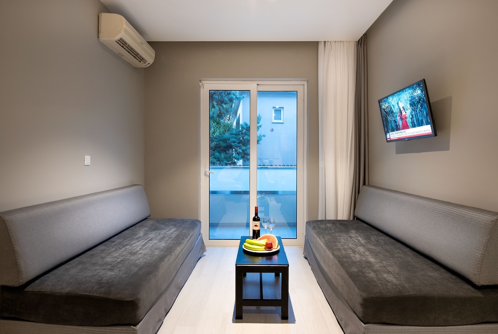 Sunday Hotel — Hotel rooms in Ialyssos, South Aegean