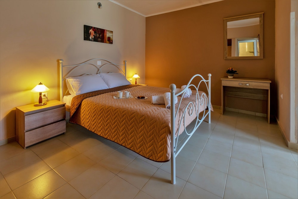 Govino Bay — Hotel rooms in Gouvia, Ionian Islands