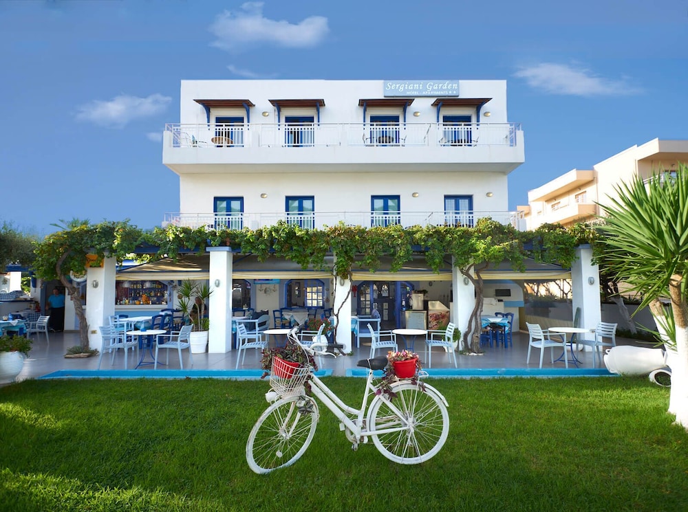 Sergiani Garden — Hotel building in Stalida