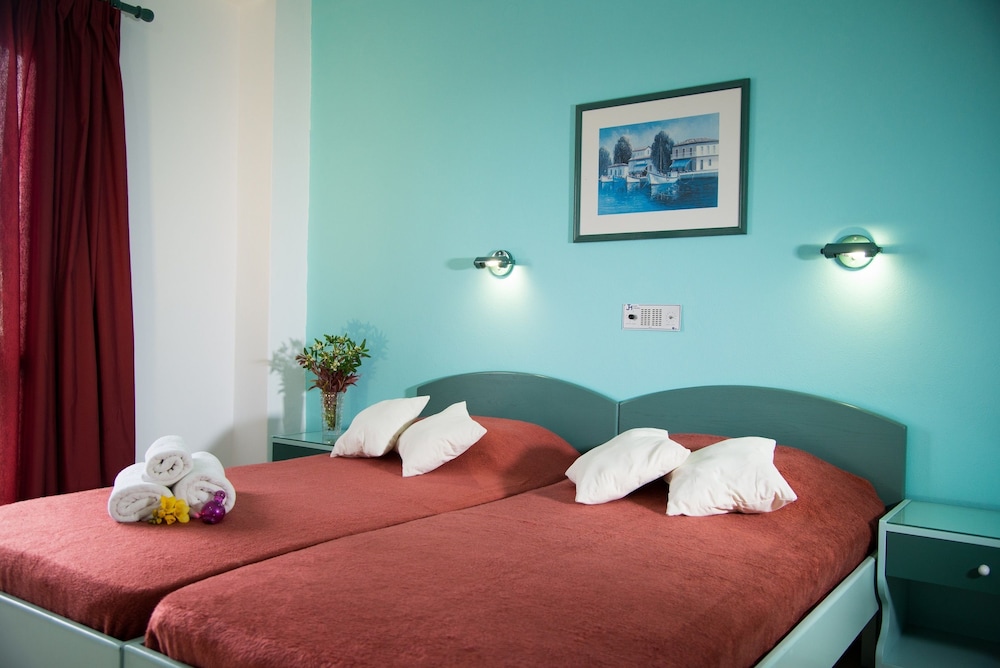 Theoni Apartments — Hotel rooms in Malia