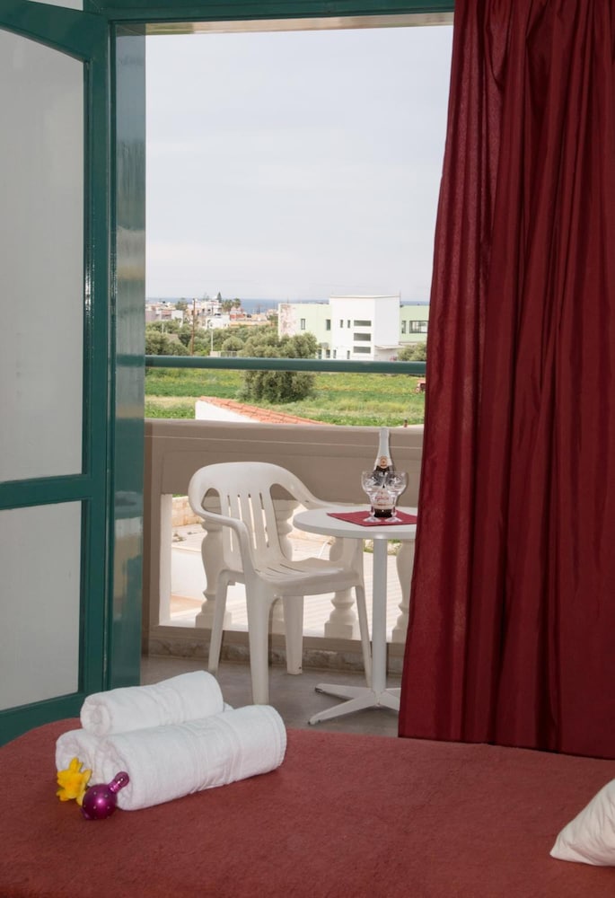 Theoni Apartments — Hotel rooms in Malia