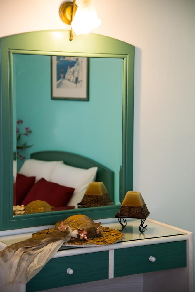 Theoni Apartments — Hotel rooms in Malia