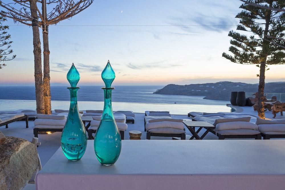 Myconian Utopia Relais & Chateaux — Swimming pool in Elia, South Aegean