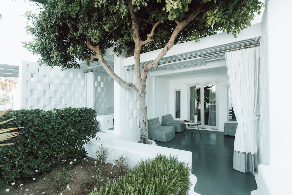 Mykonos Blanc — Swimming pool in Ornos, South Aegean