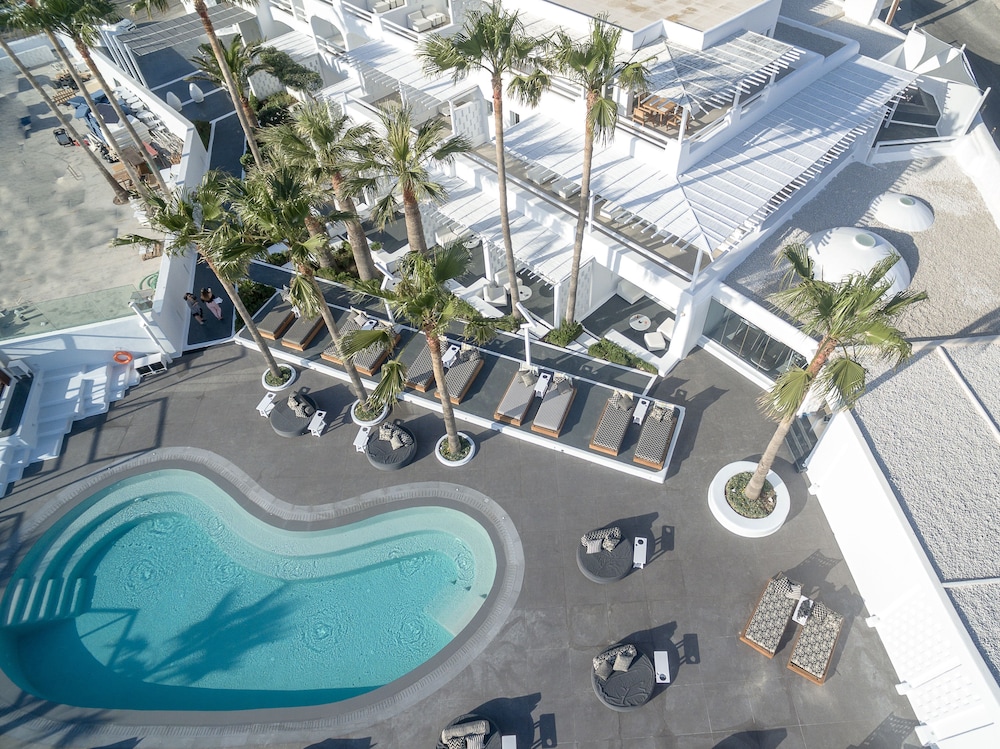Mykonos Blanc — Hotel building in Ornos, South Aegean