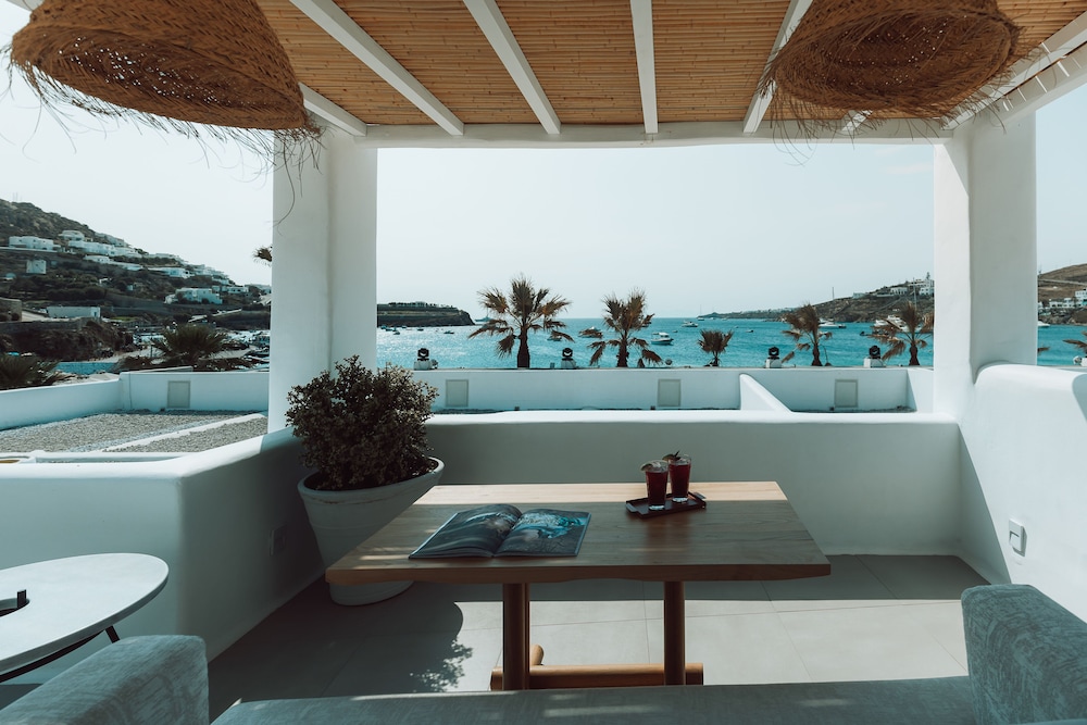 Mykonos Blanc — Swimming pool in Ornos, South Aegean