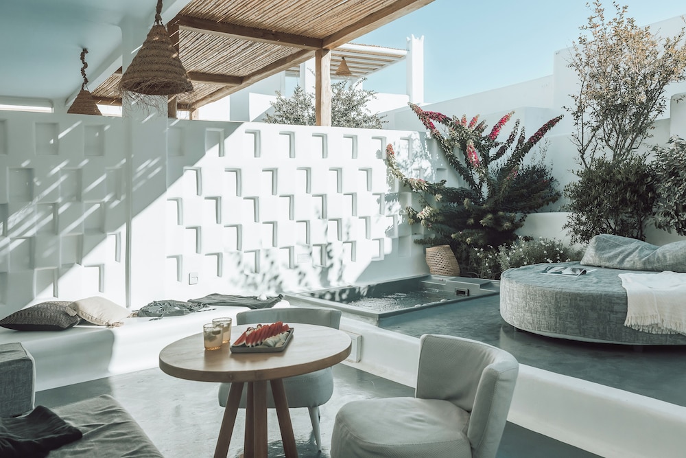 Mykonos Blanc — Swimming pool in Ornos, South Aegean