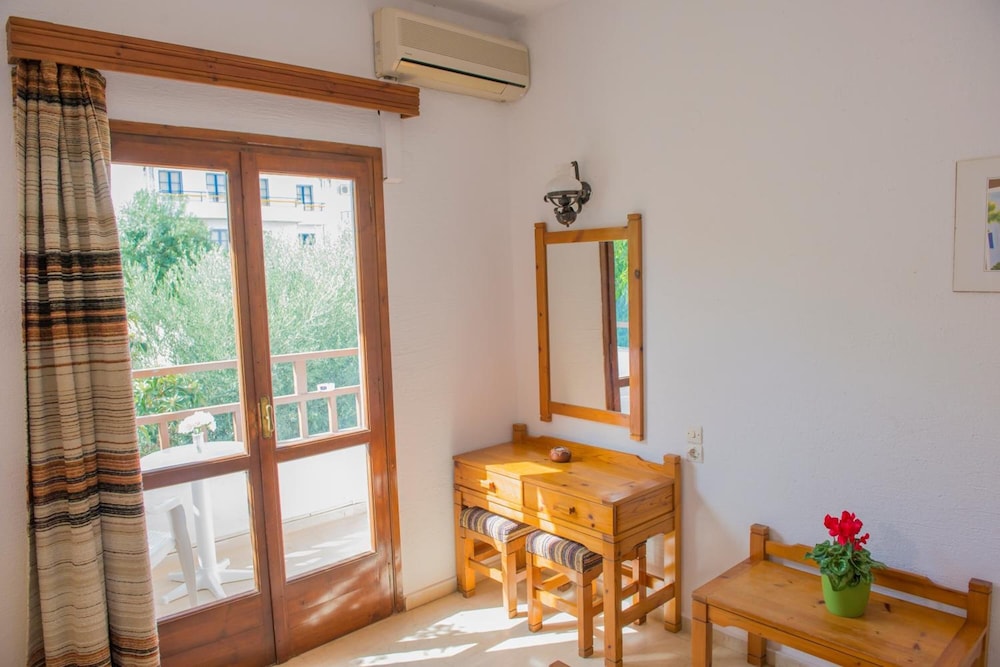 Velissarios Hotel — Hotel rooms in Hersonissos