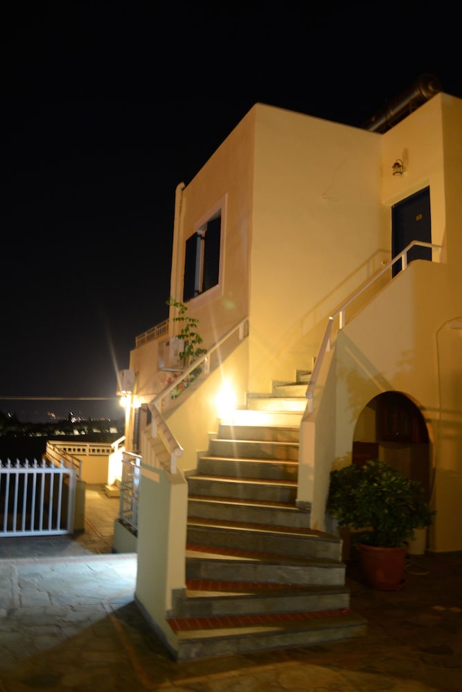 Frida Village — Hotel building in Hersonissos