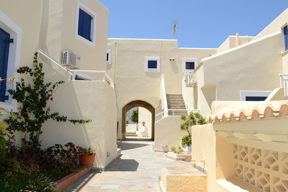 Frida Village — Hotel building in Hersonissos