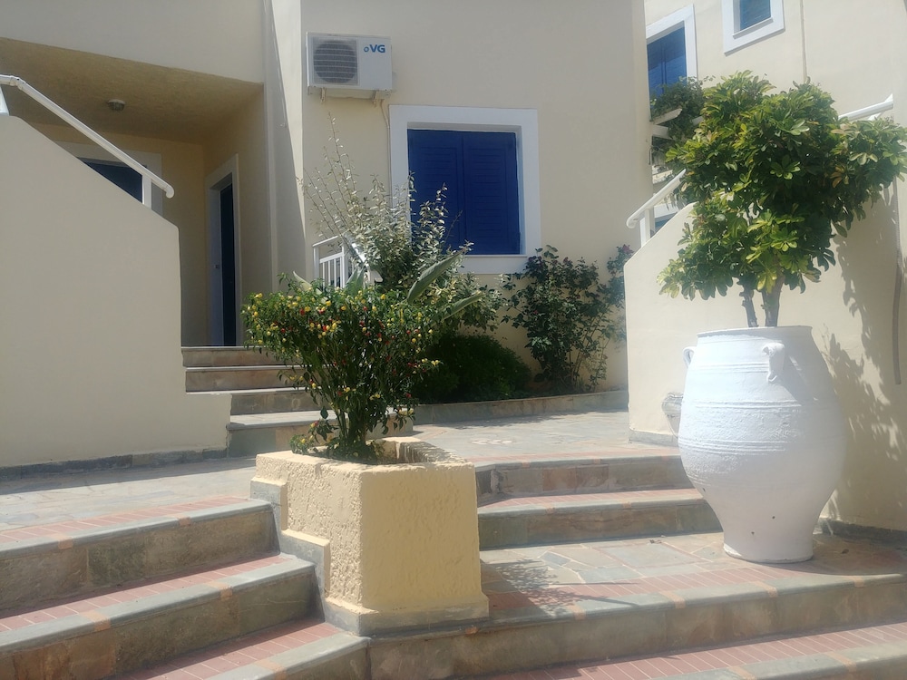 Frida Village — Hotel building in Hersonissos