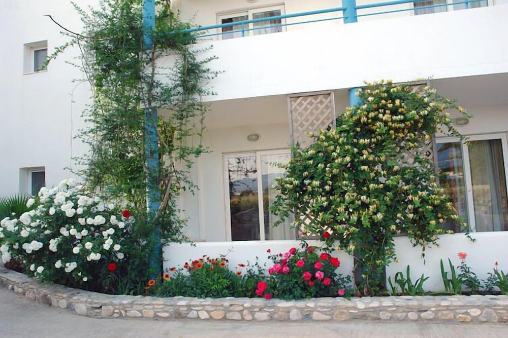 Irina Beach Hotel — Hotel building in Tigaki, South Aegean