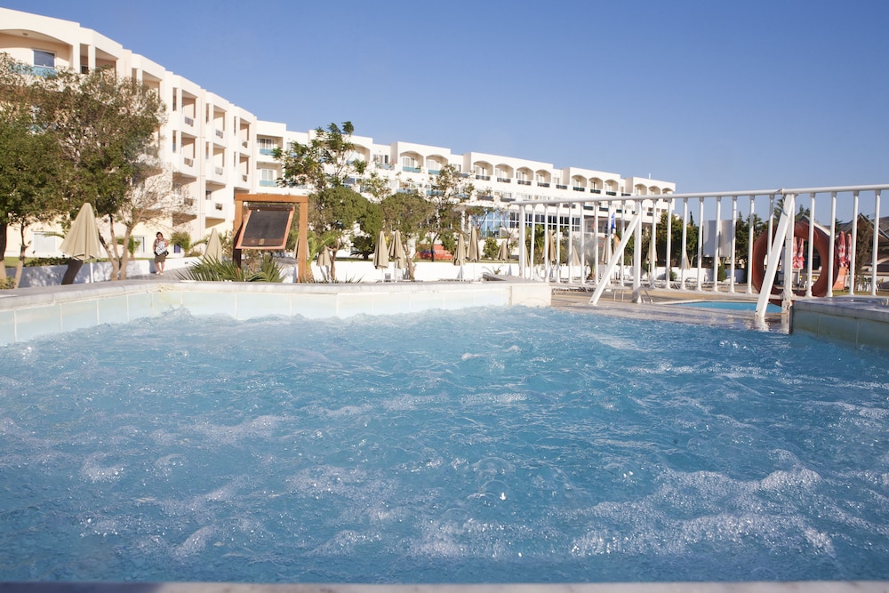 Sovereign Beach Hotel - All Inclusive — Swimming pool in Kardamena, South Aegean