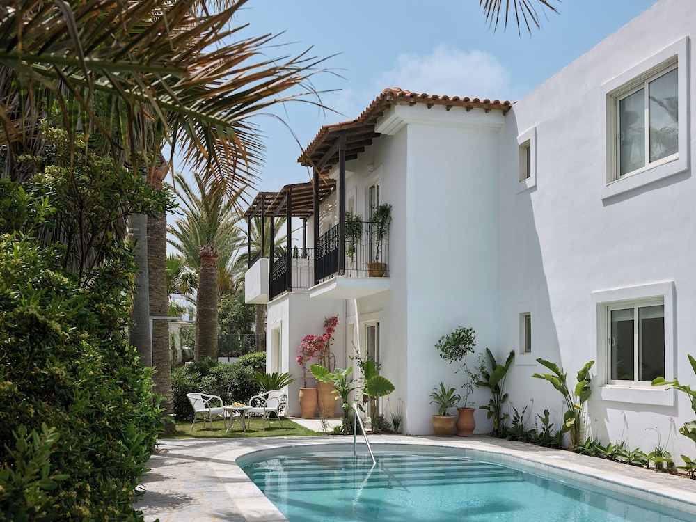 Caramel, A Resort to Live — Hotel building in Rethymnon
