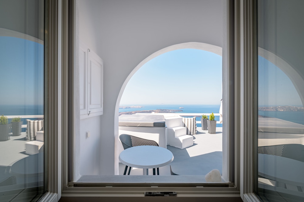 Avianto Suites — Hotel rooms in Imerovigli, South Aegean