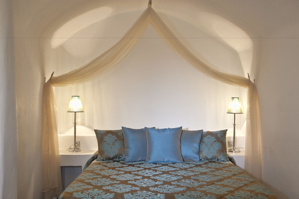 Avianto Suites — Hotel rooms in Imerovigli, South Aegean