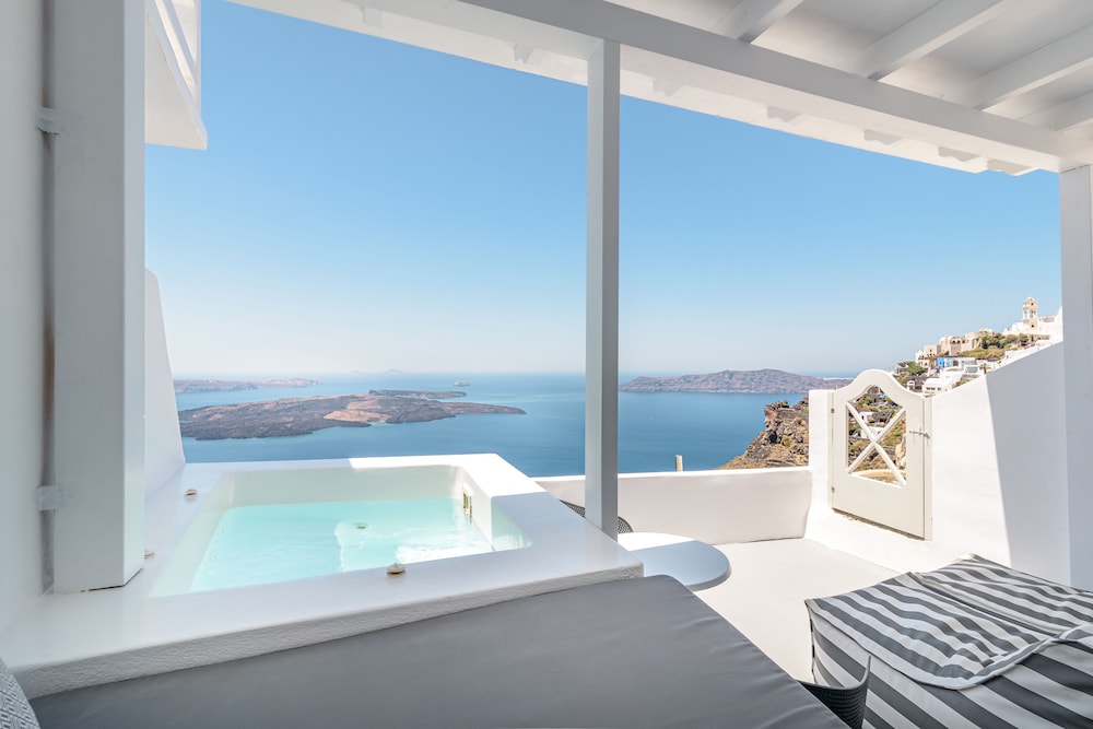 Avianto Suites — Hotel rooms in Imerovigli, South Aegean