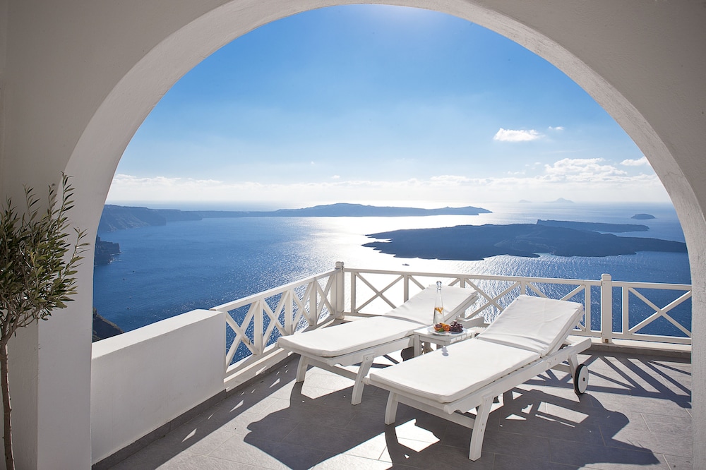 Avianto Suites — Hotel rooms in Imerovigli, South Aegean