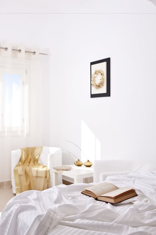 Avianto Suites — Hotel rooms in Imerovigli, South Aegean