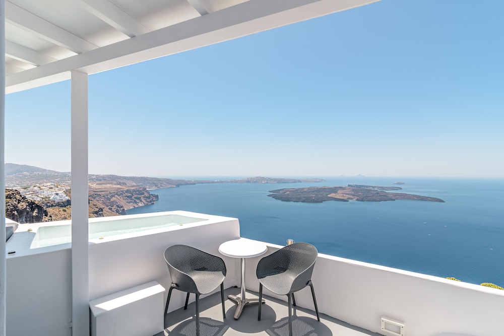 Avianto Suites — Hotel rooms in Imerovigli, South Aegean