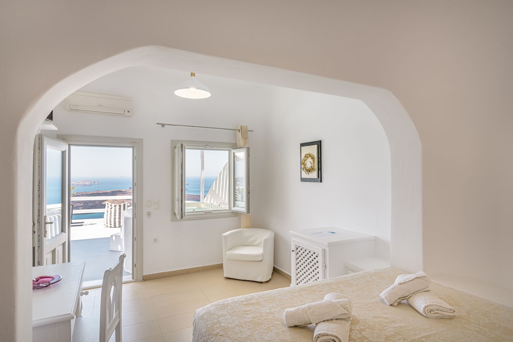 Avianto Suites — Hotel rooms in Imerovigli, South Aegean