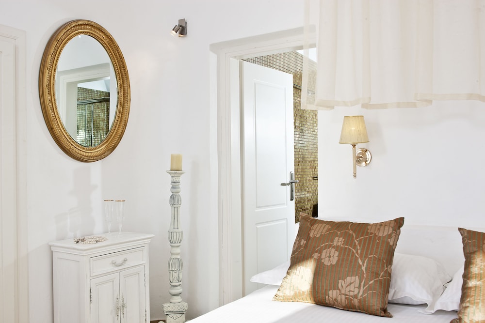Avianto Suites — Hotel rooms in Imerovigli, South Aegean
