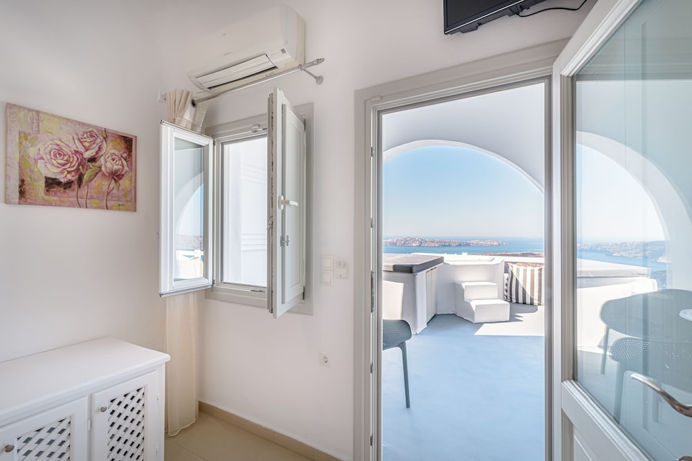 Avianto Suites — Hotel rooms in Imerovigli, South Aegean
