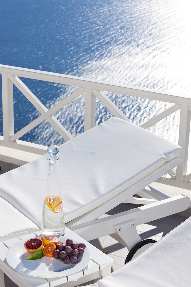 Avianto Suites — Hotel rooms in Imerovigli, South Aegean