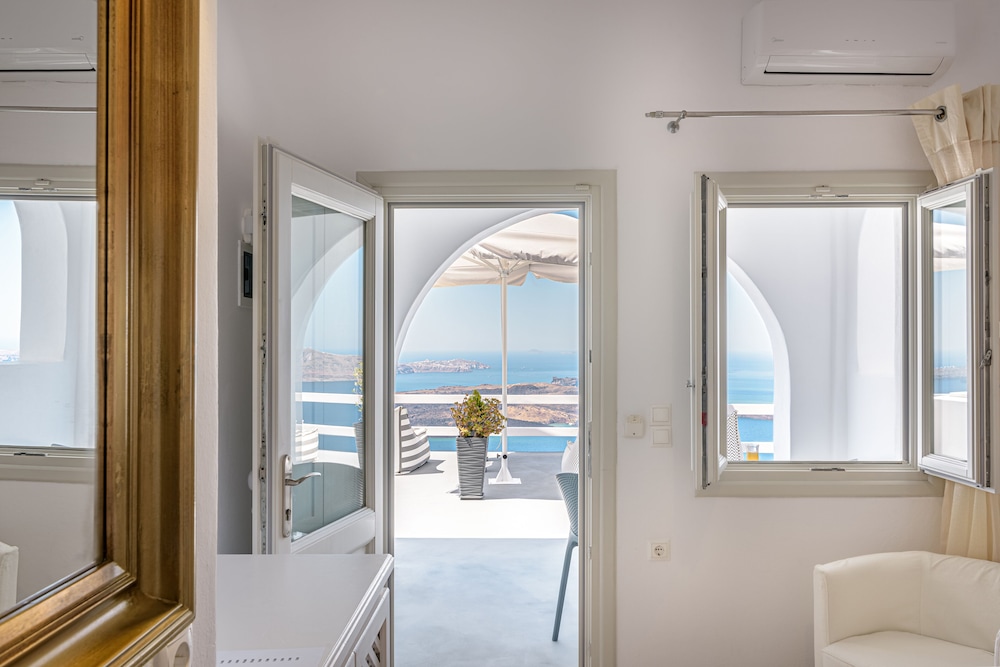 Avianto Suites — Hotel rooms in Imerovigli, South Aegean