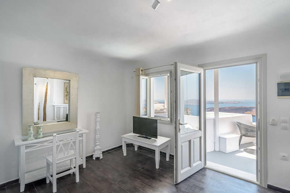 Avianto Suites — Hotel rooms in Imerovigli, South Aegean