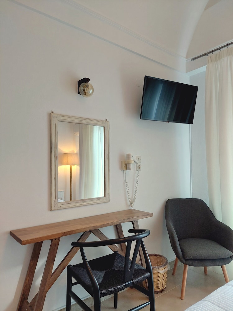 Matina Hotel — Hotel rooms in Kamari, South Aegean