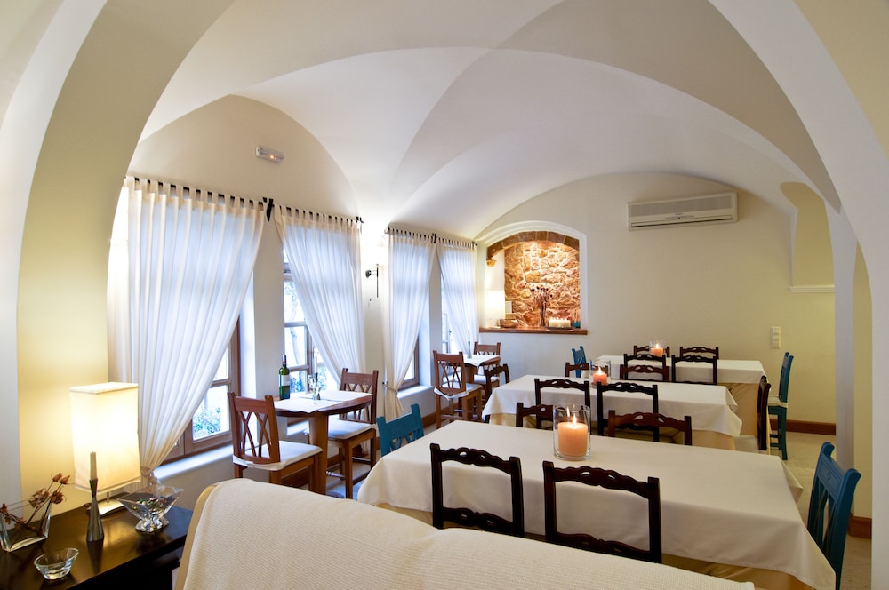 Matina Hotel — Restaurant & bars in Kamari, South Aegean