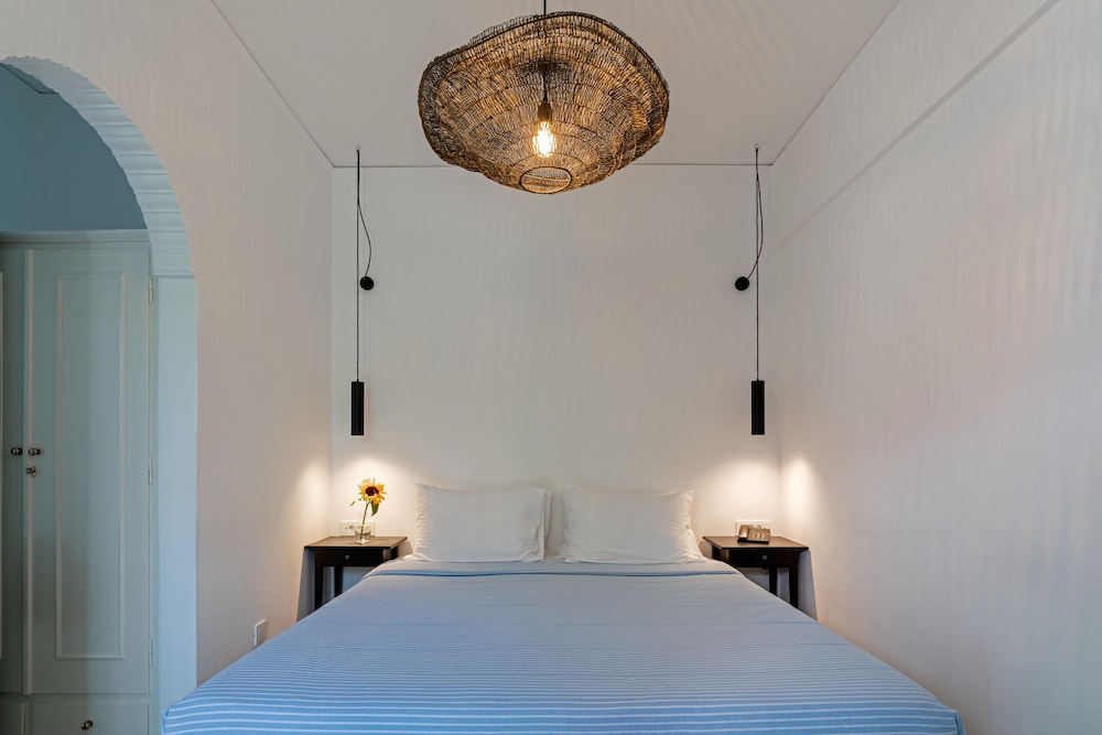 Matina Hotel — Hotel rooms in Kamari, South Aegean