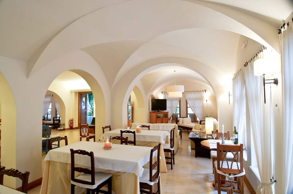 Matina Hotel — Restaurant & bars in Kamari, South Aegean